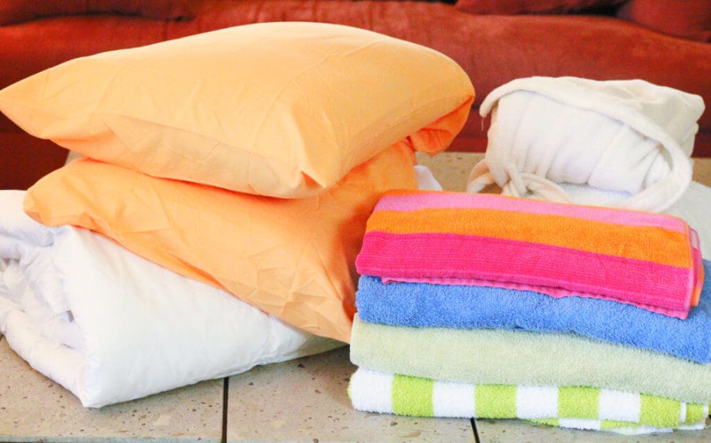 Холлофайбер можно стирать. Одеяло и подушки для автомобиля. Стирка пледов. Постельное белье полотенца одеяло подушки. Стирка подушек и одеял.